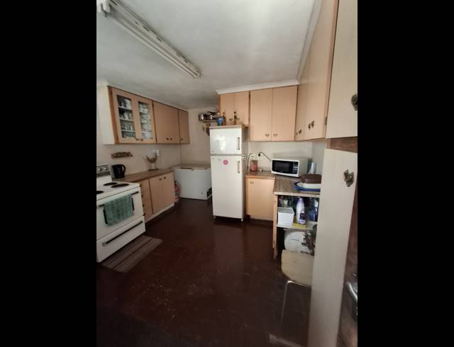 5 BEDROOM FREESTANDING FOR SALE IN EASTWOOD